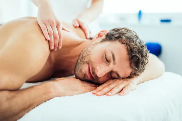aja SPA Een man ligt ontspannen op een massagetafel.