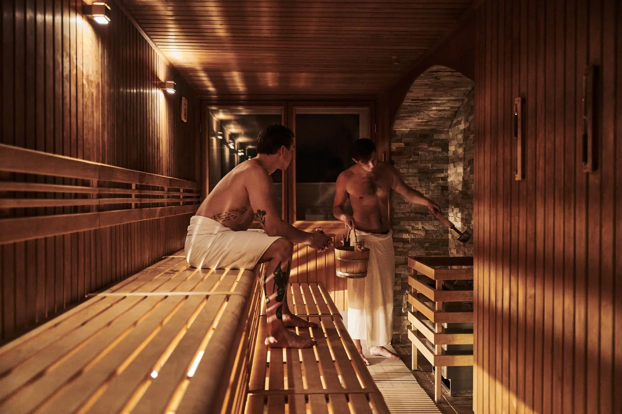 Twee mannen in een sauna.