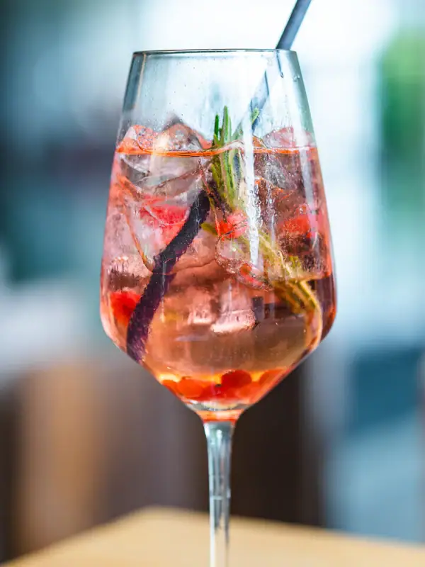 Een glas met een drankje en een rietje.