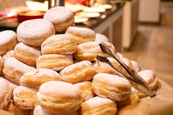 Een stapel pannenkoeken met poedersuiker.