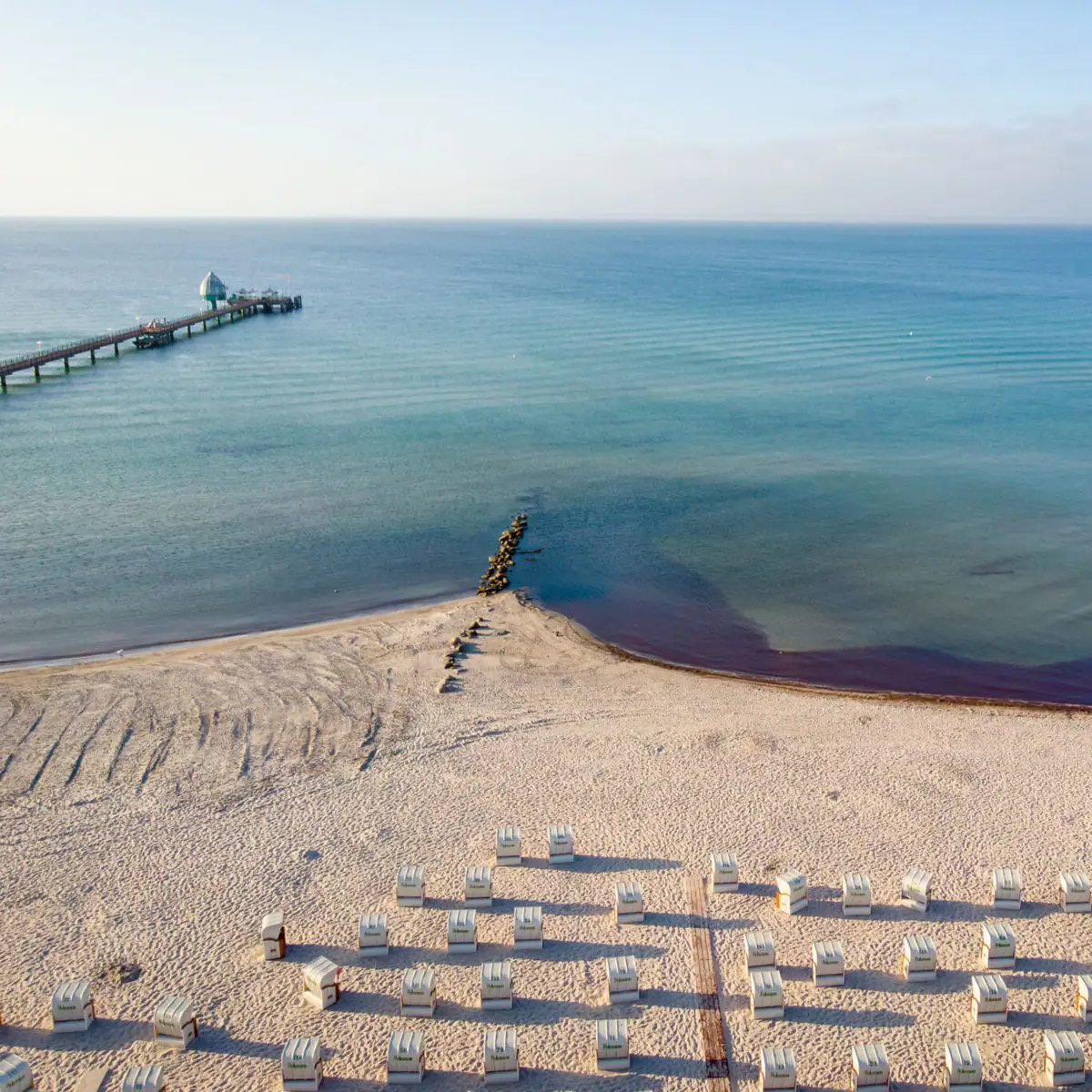 Grömitz strand met strandstoelen en de pier.