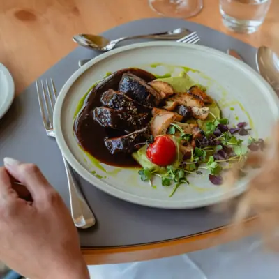 Een bord met eten op een dienblad.