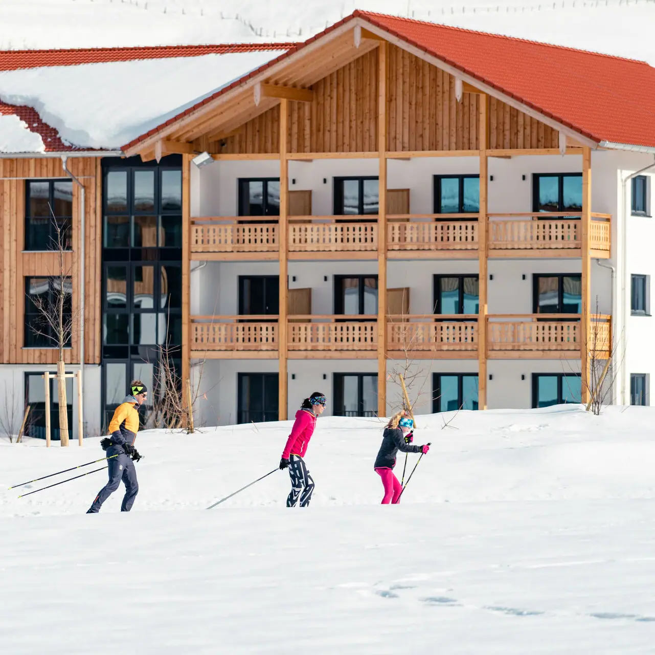 aja Ruhpolding in de sneeuw Een groep mensen aan het skiën in de sneeuw.