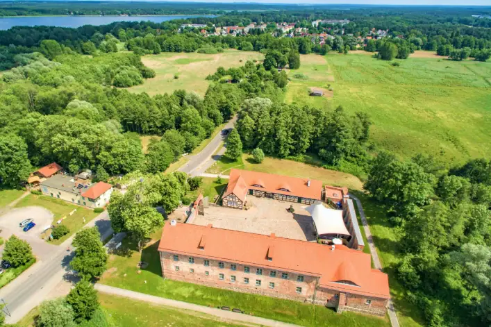 Een groot gebouw omringd door bomen.