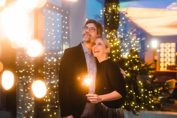 Een man en een vrouw houden fonkelaars vast.