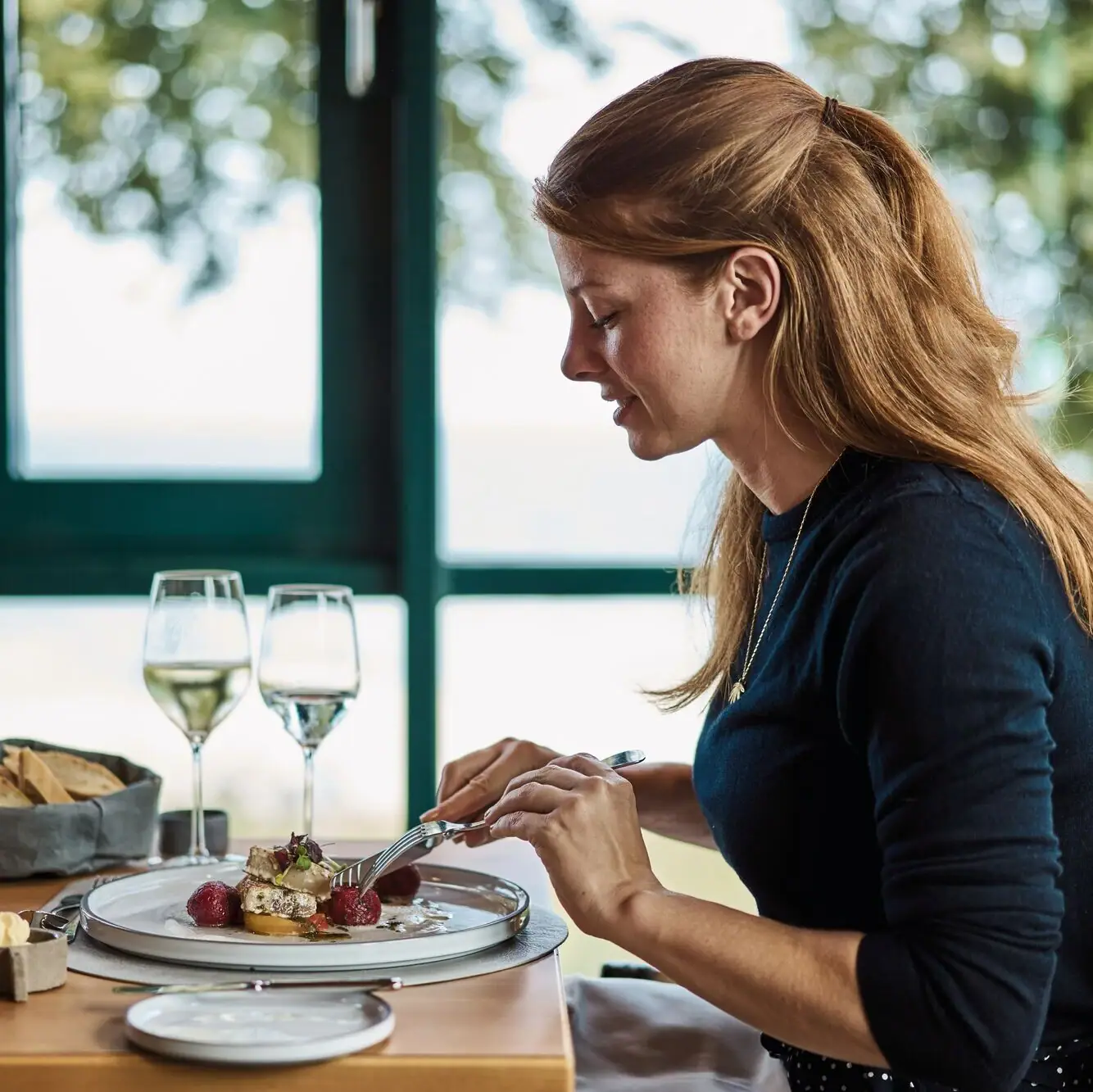 Restaurant Een vrouw eet aan een tafel.