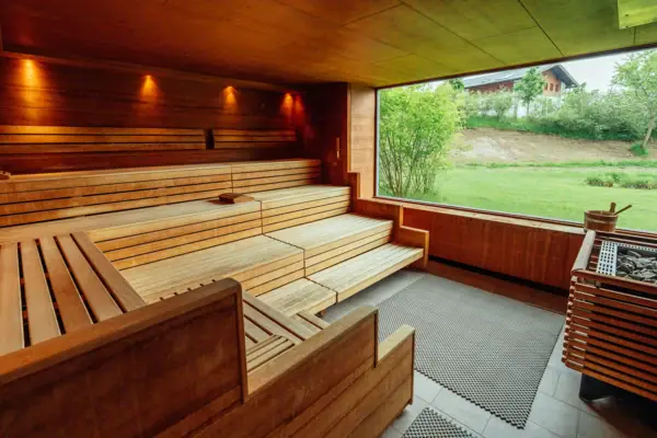 Panoramische sauna Houten sauna met een raam en gras op de voorgrond