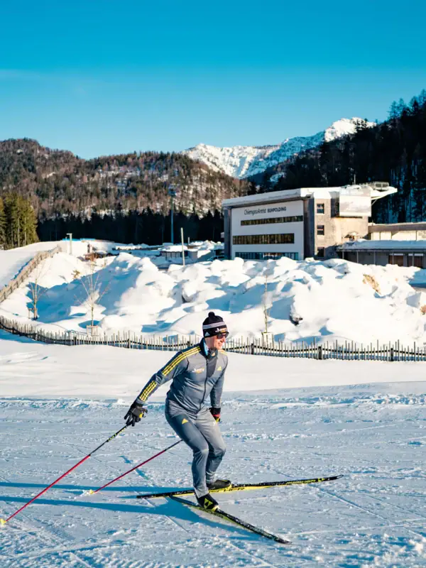Langlaufen Een persoon op ski's in de sneeuw.