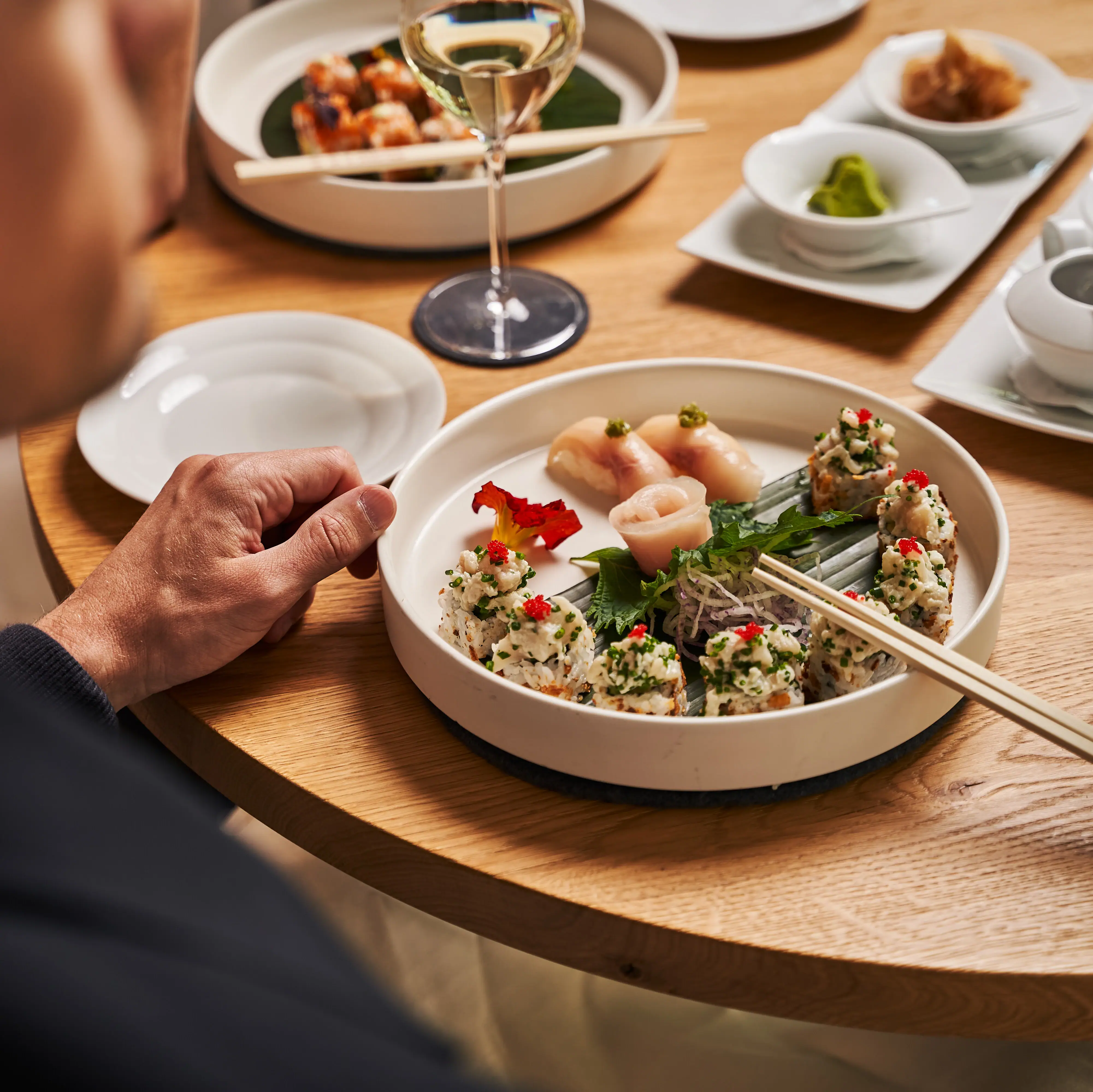 Sushi Eén persoon eet aan een tafel.