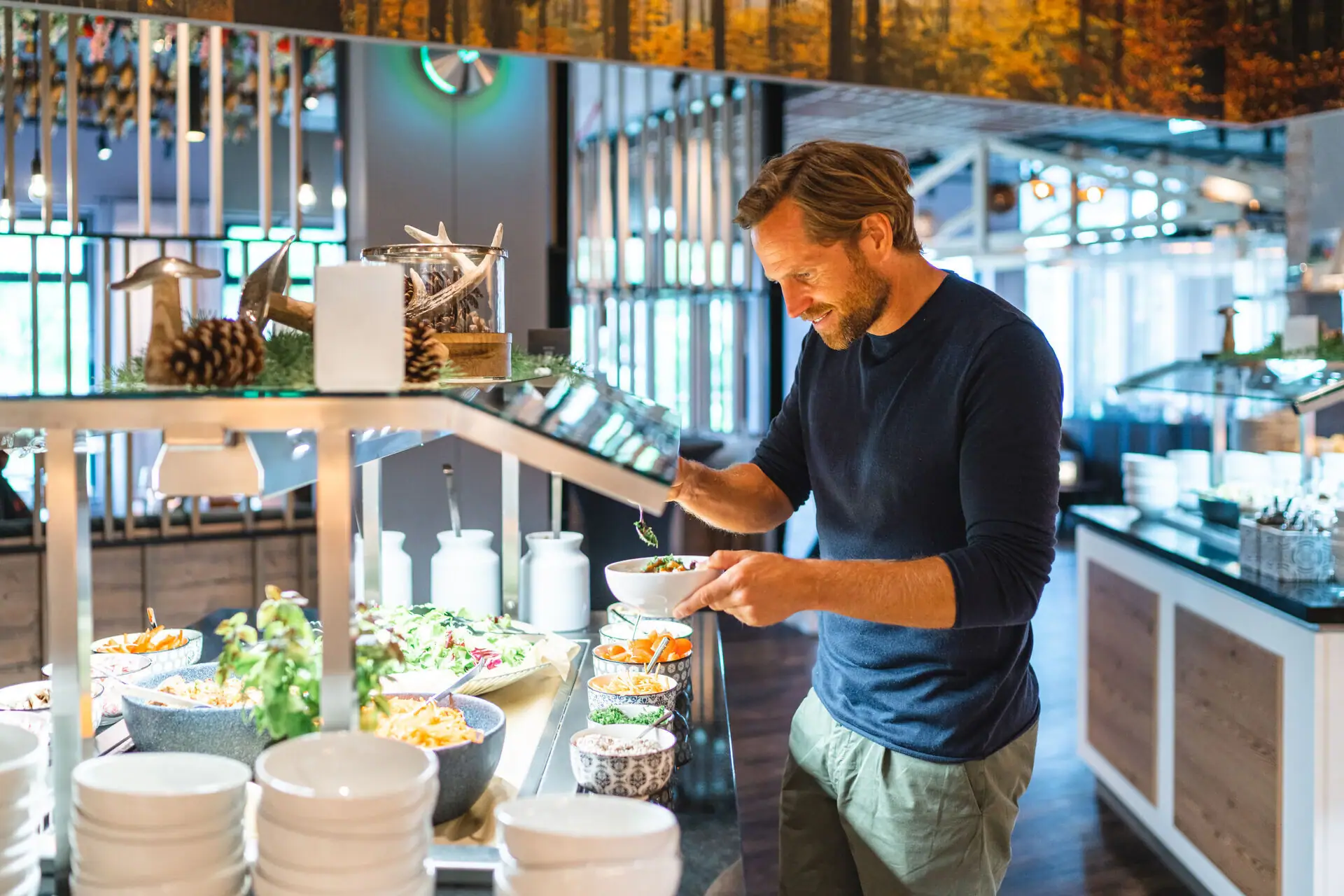 Een man staat in een restaurant.