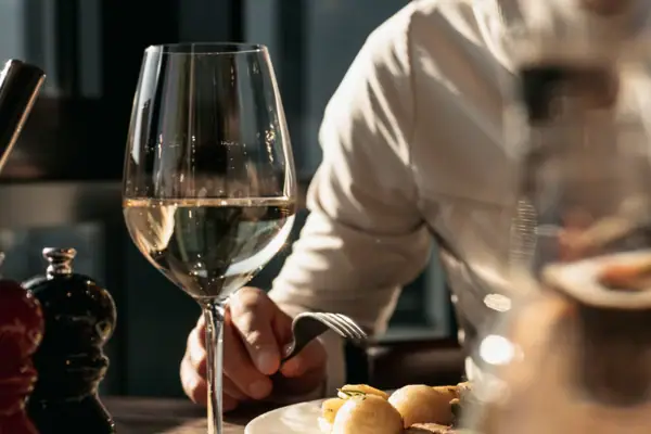 Eén persoon eet aan een tafel.