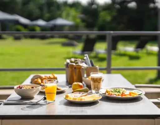 Een tafel met verschillende gerechten.