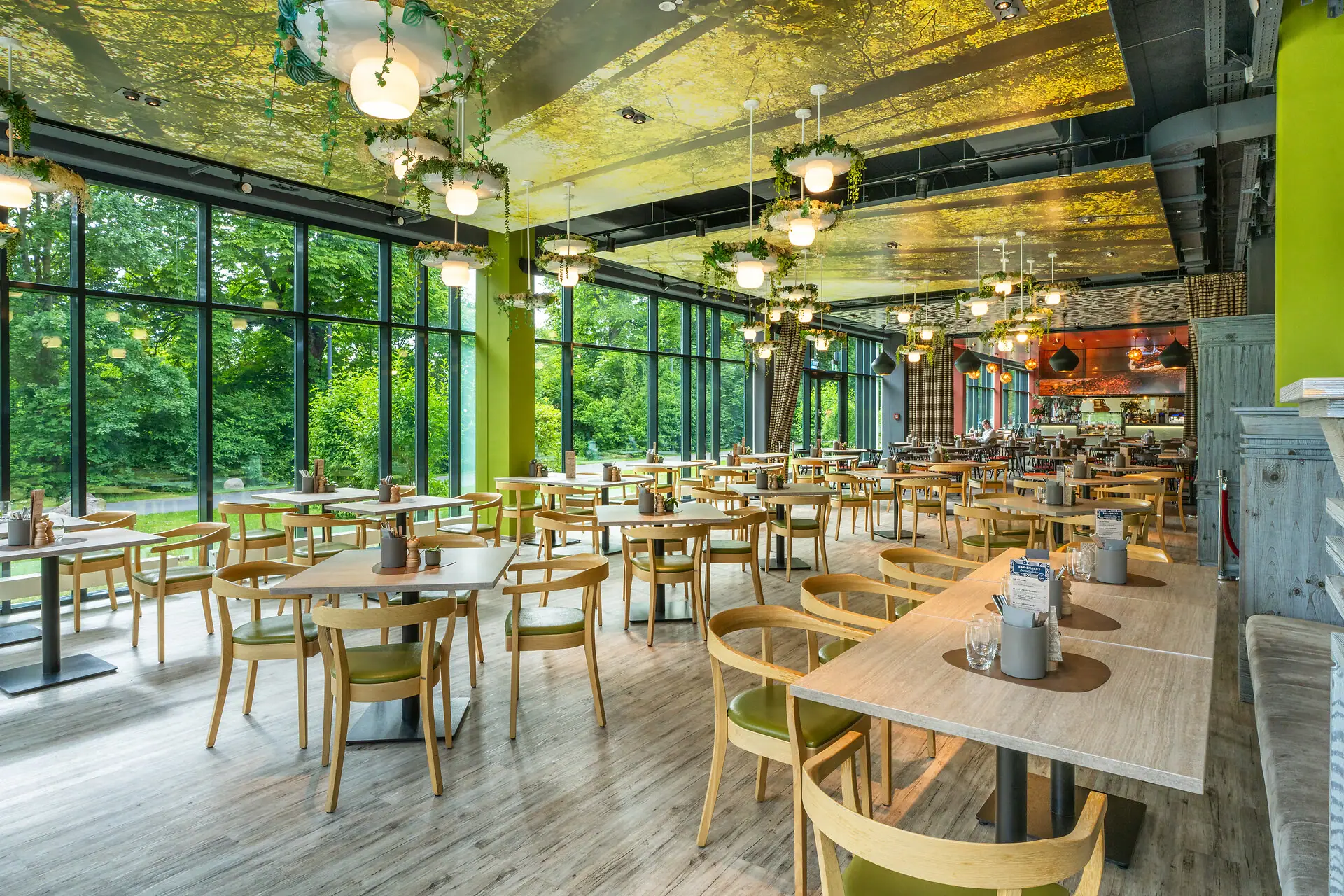 Restaurant bij aja Bad Saarow Een kamer met tafels en stoelen.