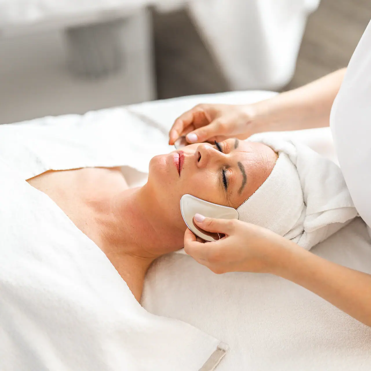 Een vrouw krijgt een gezichtsmassage.