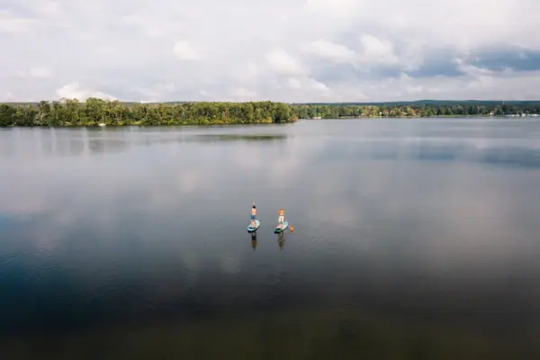 Een groep mensen op paddleboards op een meer.