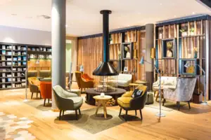 Ein Raum mit einem Kamin und Stühlen.