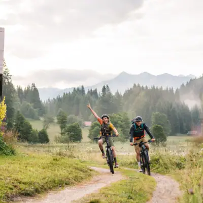Mountainbiken Twee mensen fietsen op een pad.