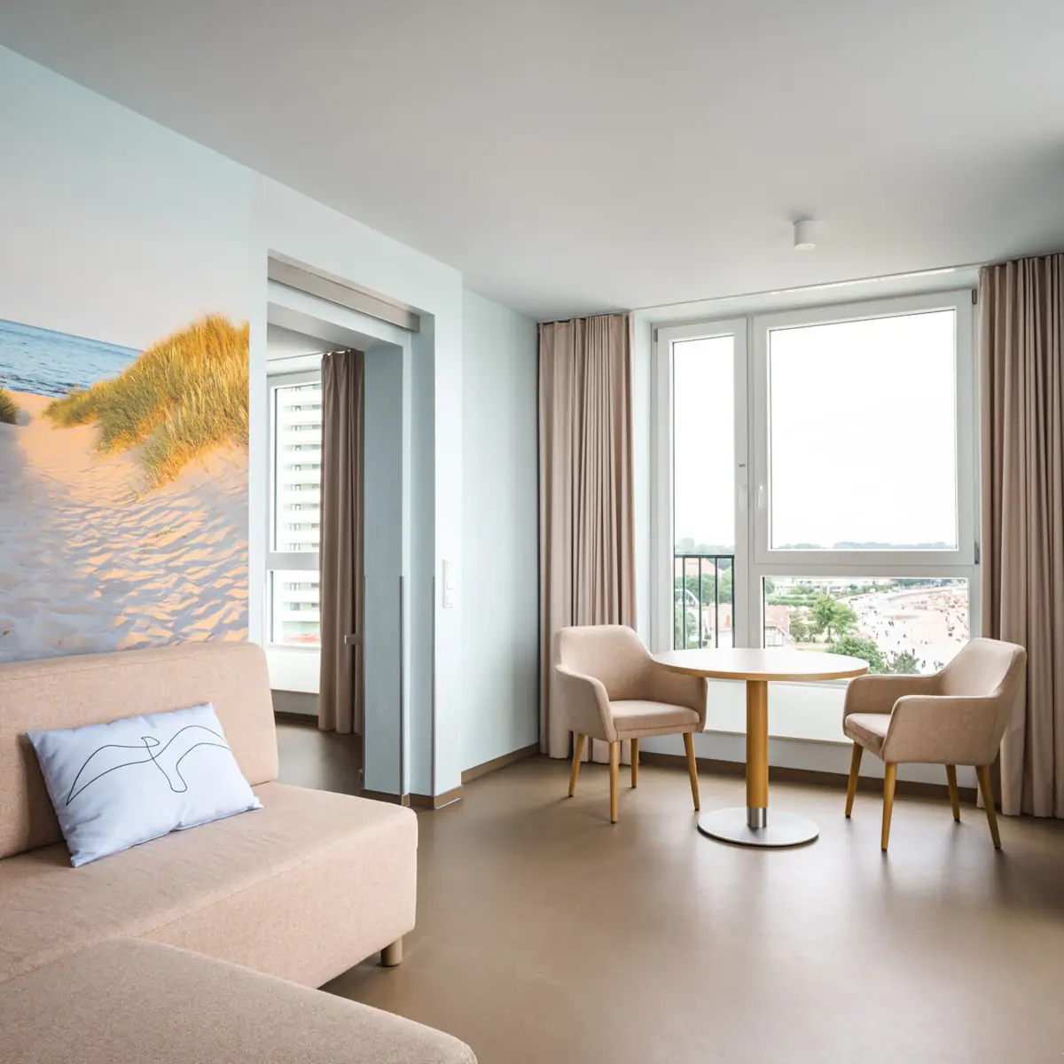 Een woonkamer met een bank en stoelen.