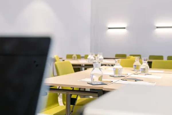 Een tafel met waterflessen erop.