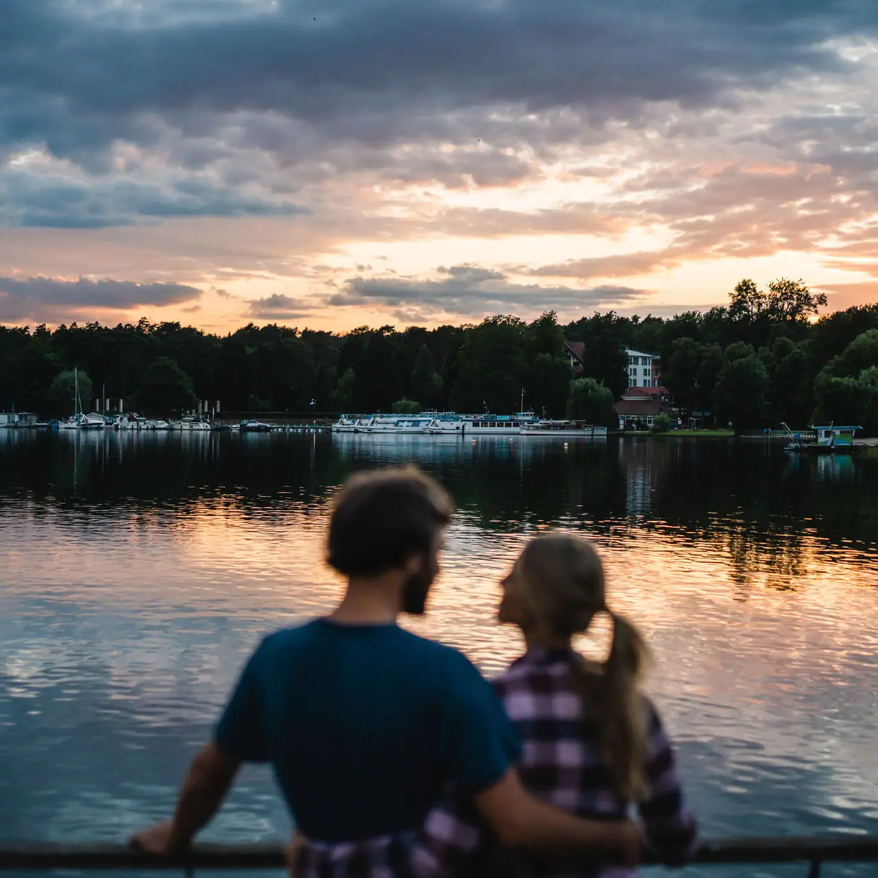 Ervaringen in Bad Saarow Een man en een vrouw staan bij een watermassa.