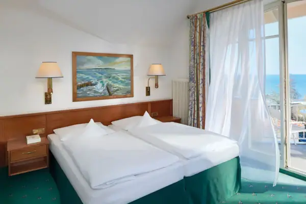 Zimmer Ein Hotelzimmer mit zwei Betten und einem Fenster.