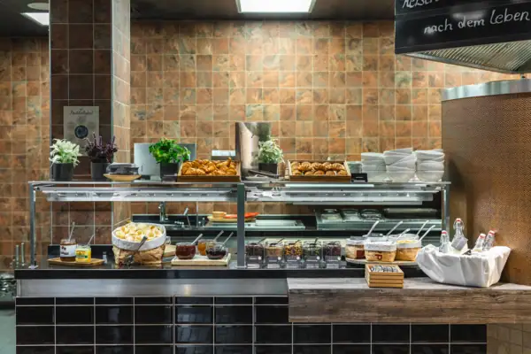 Eine Buffettfläche in einem Restaurant mit verschiedenen Speisen.