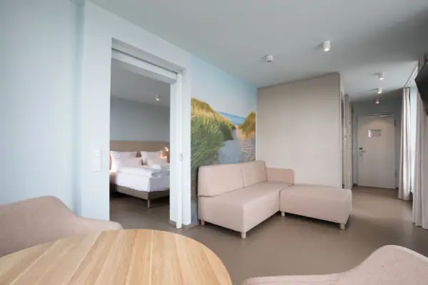 Een kamer met een bank en een bed.