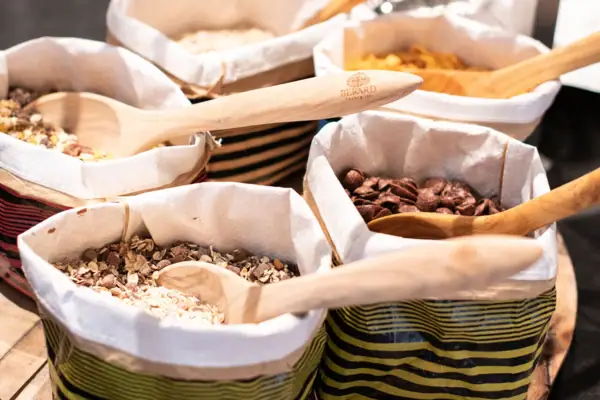 Een groep kommen met houten lepels.