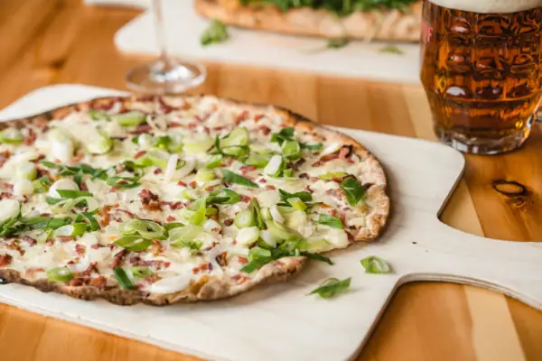 Tarte flambée op een snijplank