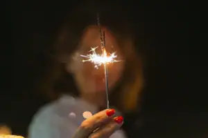 Sparklers Eén persoon houdt een fonkelaar vast.
