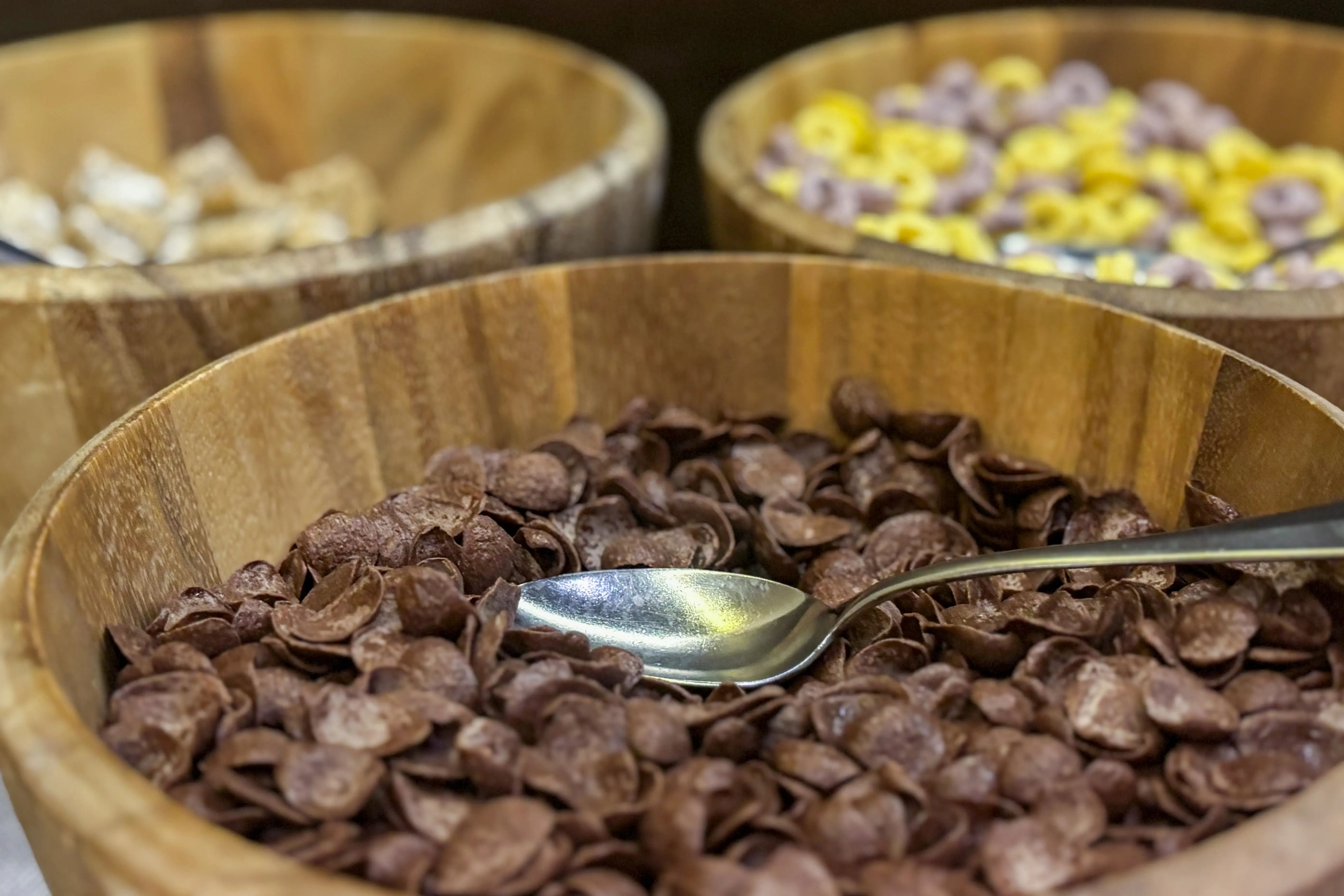 Een kom cornflakes met een lepel op de achtergrond Andere soorten cornflakes