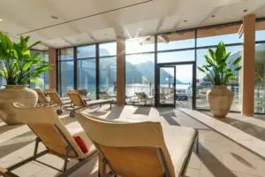 Ein Raum mit Liegen und einer großen Glastür.