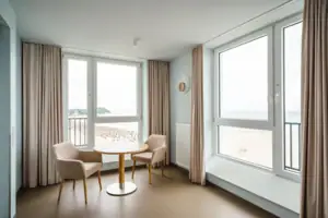 Suite Een kamer met een tafel en stoelen.