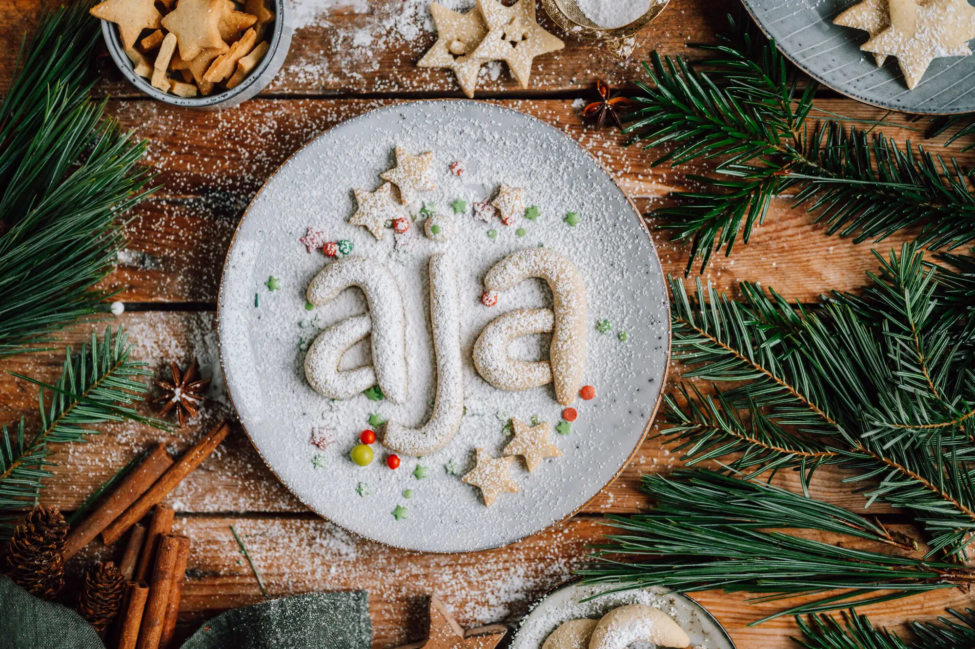 Bord met koekjes en suiker erop