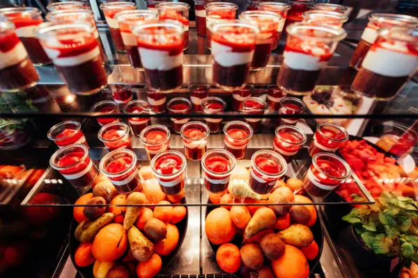 Buffet bij JEDERMANNS Een selectie van desserts en fruit.