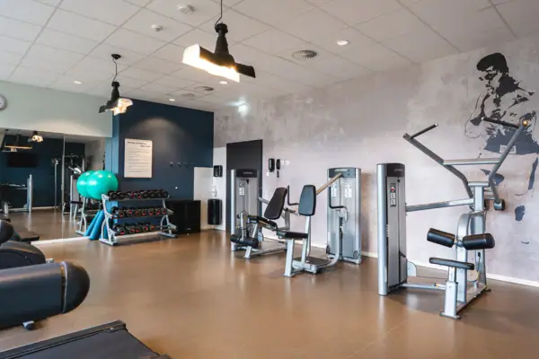 Een fitnessstudio met trainingsapparatuur.