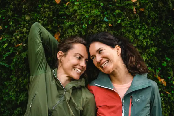 Twee vrouwen glimlachen naar elkaar.