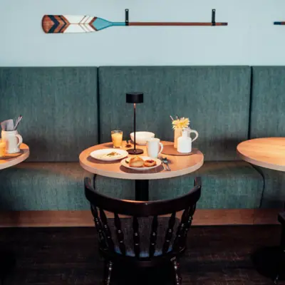 Ontbijttafel Een tafel met borden en kopjes erop.