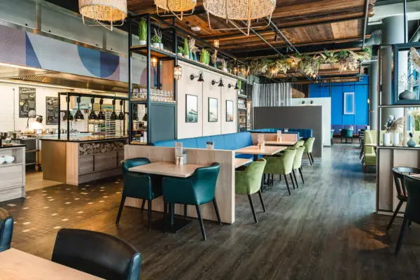 Een restaurant met tafels en stoelen.