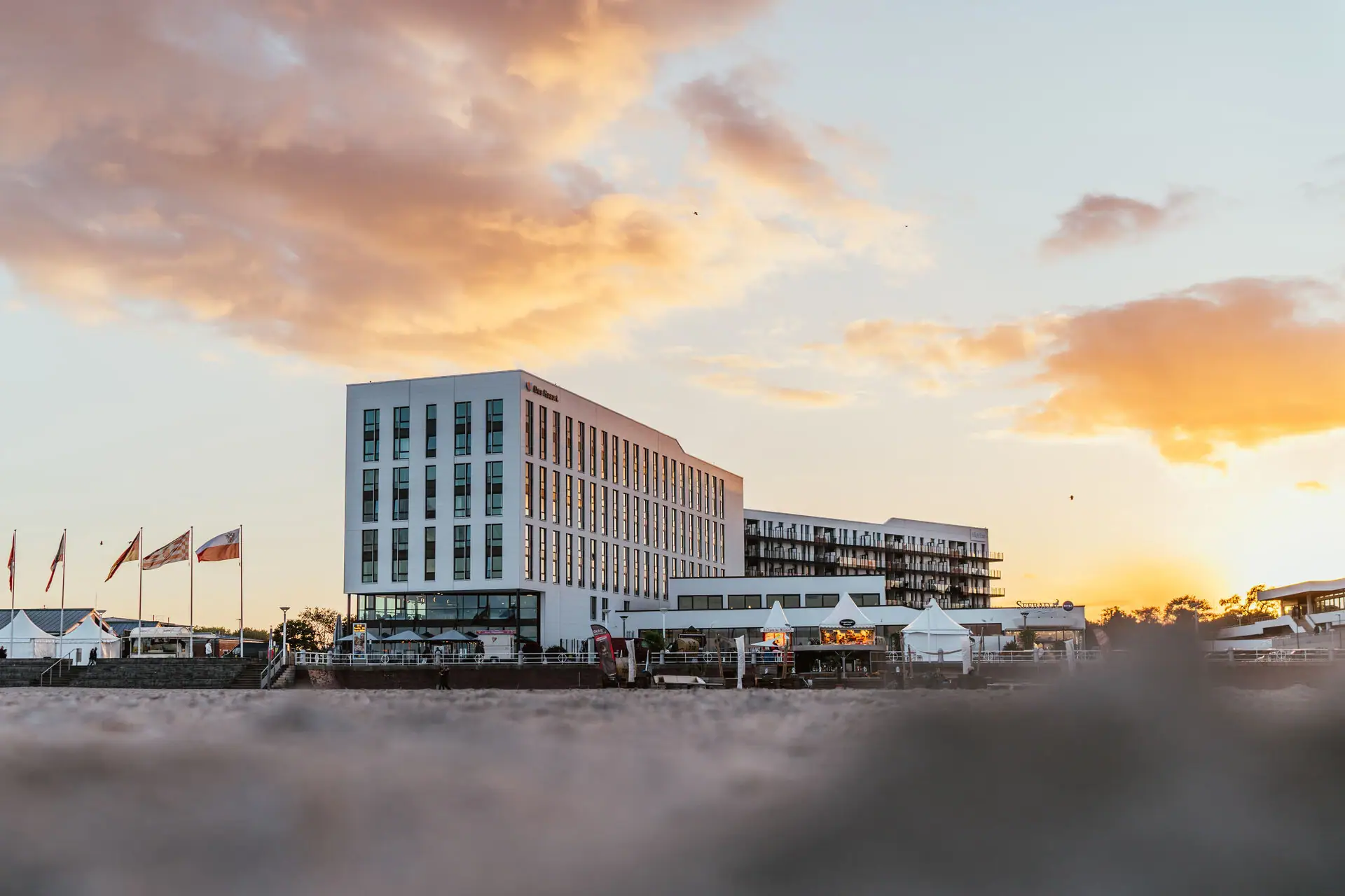 aja Reizen Een gebouw met vlaggen ervoor bij zonsopgang.