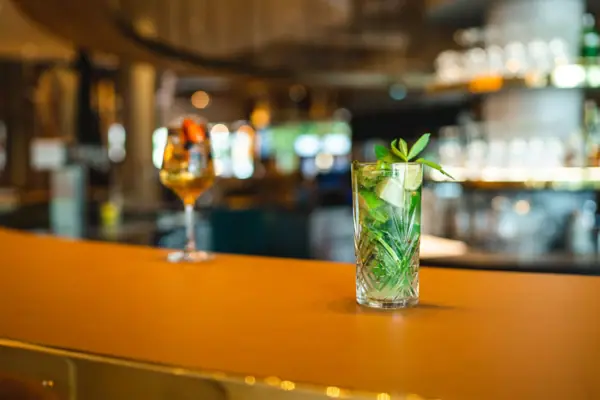 Cocktails bij aja Garmisch-Partenkirchen Twee cocktails staan op de toonbank van de aja Bar in Garmisch-Partenkirchen.