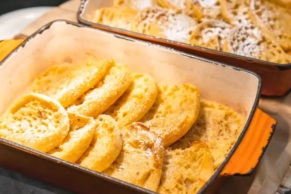 Twee pannen wentelteefjes.