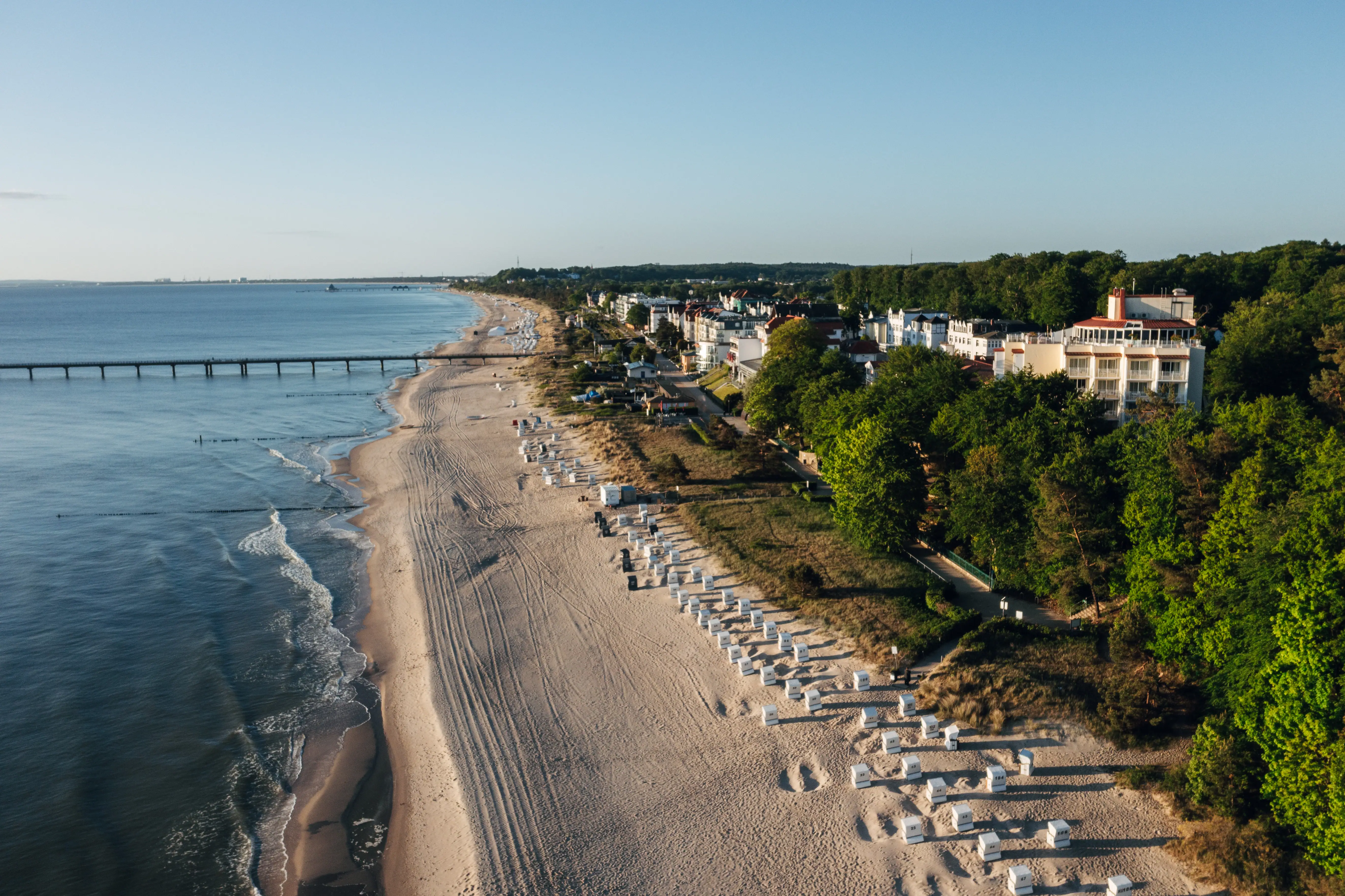 aja Strandhotel Bansin Strand met gebouwen en bomen