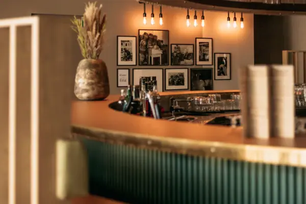 Bar aja Garmisch Een moderne bar met een vaas in de aja Bar Garmisch-Partenkirchen