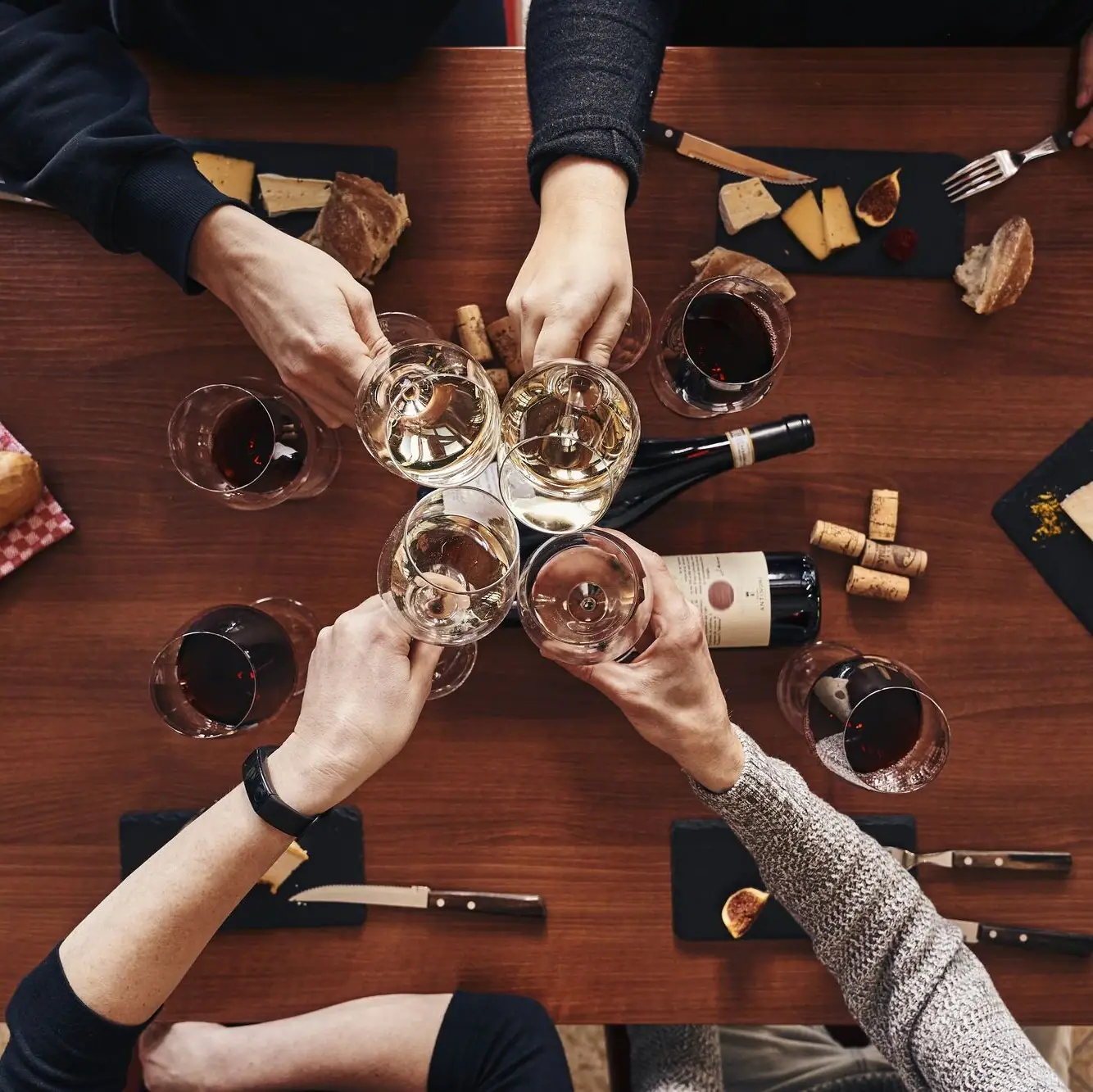 Toast Een groep mensen met wijnglazen in de hand.