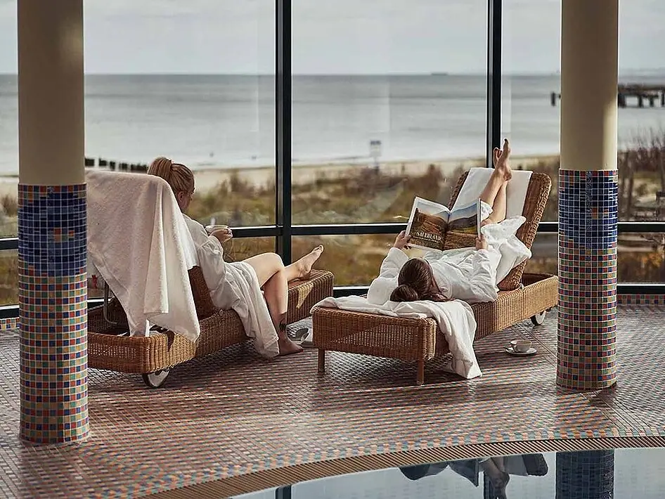 Overdekt zwembad aja Bansin Een groep vrouwen in een kuuroord.