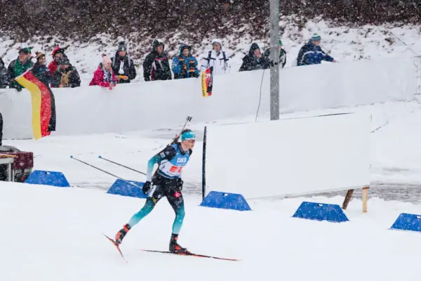 Iemand die in de sneeuw aan het skiën is.