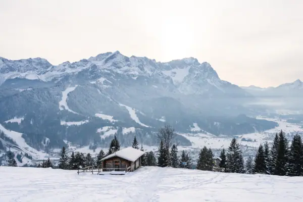 De winter in Garmisch-Partenkirchen met een hut in de sneeuw.