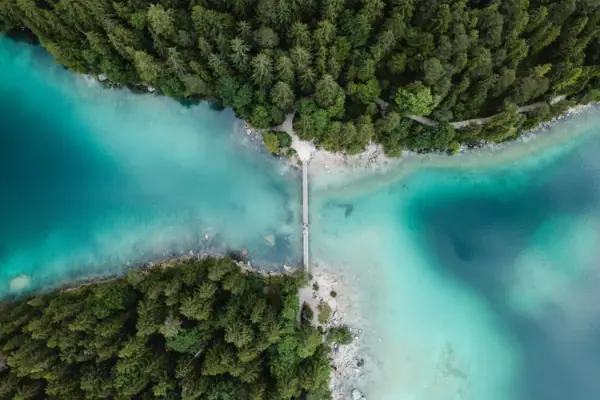 Een brug over de Eibsee met bomen.
